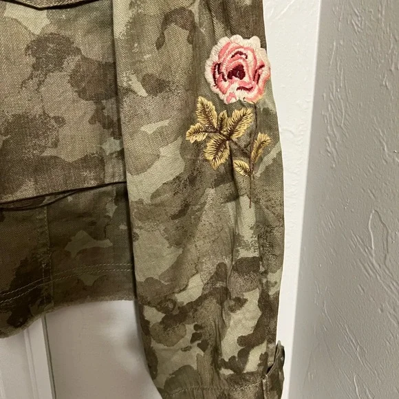 EUC Anthropologie Cropped Camo Utility Jacket with Floral Embroidery - Picture 6 of 8